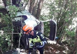 Un bombero del Sepa, frente al coche accidentado.