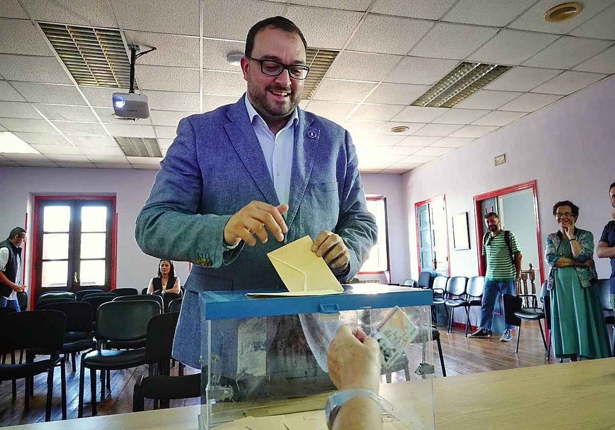 Adrián Barbón votando en la consulta a la militancia sobre el preacuerdo de gobierno entre el PSOE y Convocatoria por Asturias en la Casa del Pueblo de Pola de Laviana.