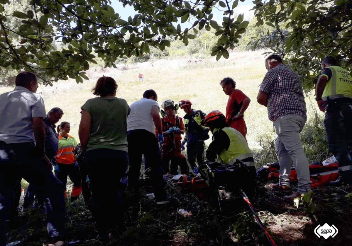 El equipo de rescate atendió en el lugar al hombre, de 56 años, que fue trasladado al HUCA.