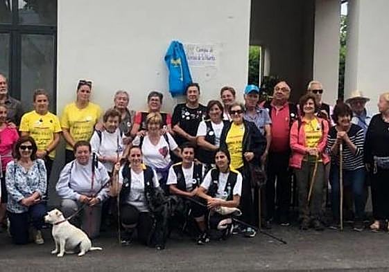 Vecinos del pueblo piloñés de Coya y miembros de Amigos de Dionisio de la Huerta, en la inauguración.