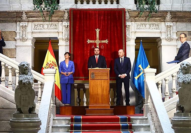 Adrián Barbón, en el centro, junto a la ministra de Política Territorial, Isabel Rodríguez y al presidente de la Junta General, Juan Cofiño.