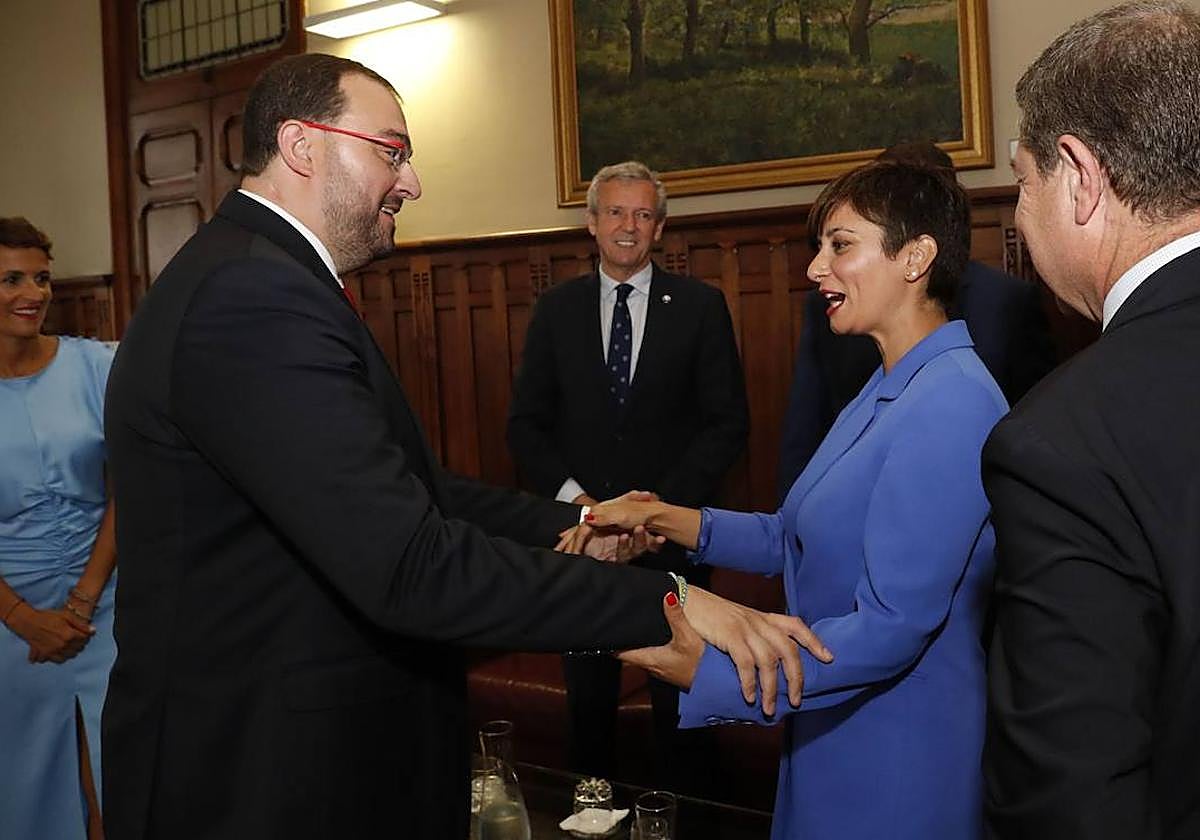 La ministra en funciones de Política Territorial, Isabel Rodríguez saluda al presidente del Principado, Adrián Barbón.