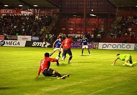 Jugada del partido entre el Tlaxcala y el Oviedo.