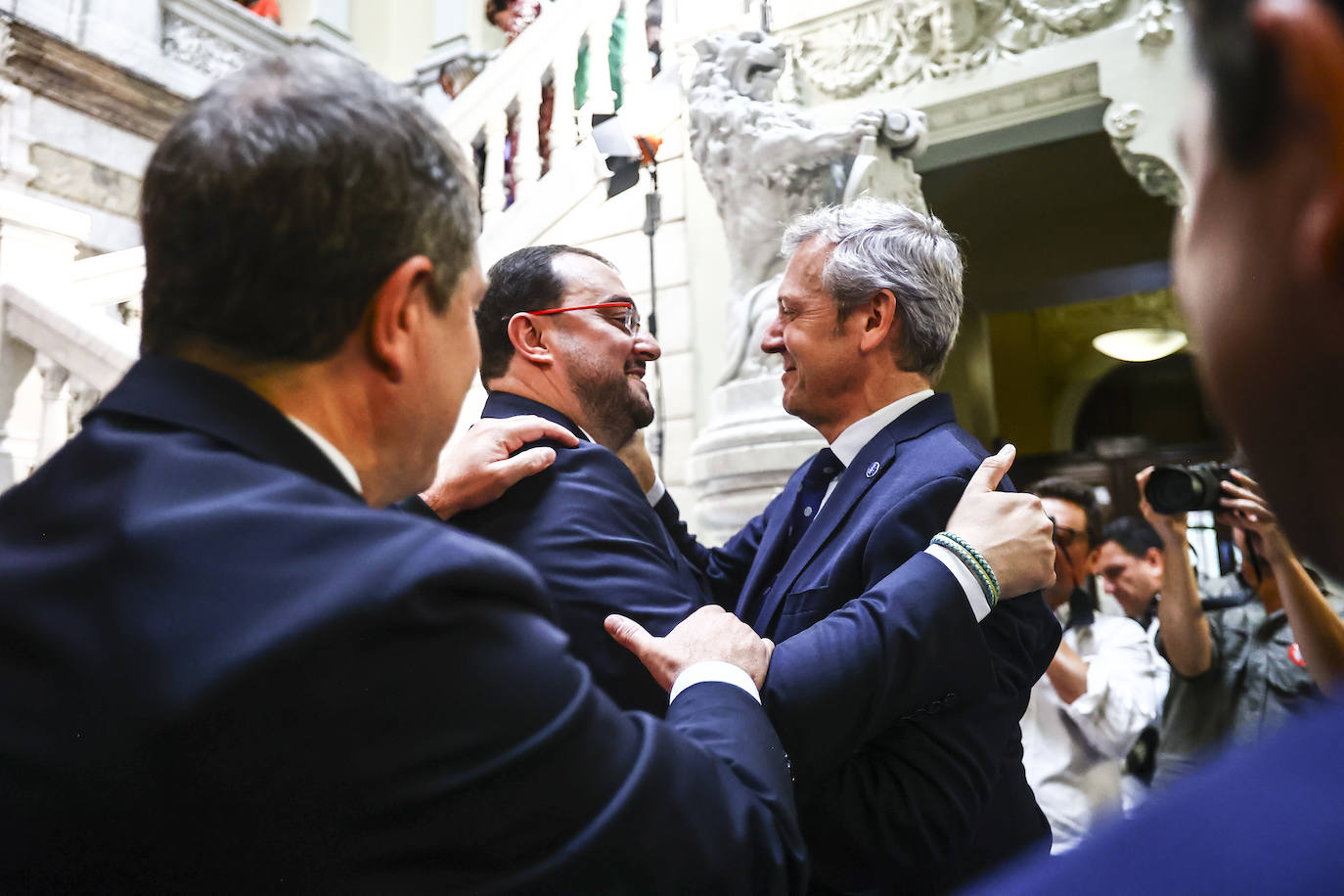 La toma de posesión de Barbón, en imágenes