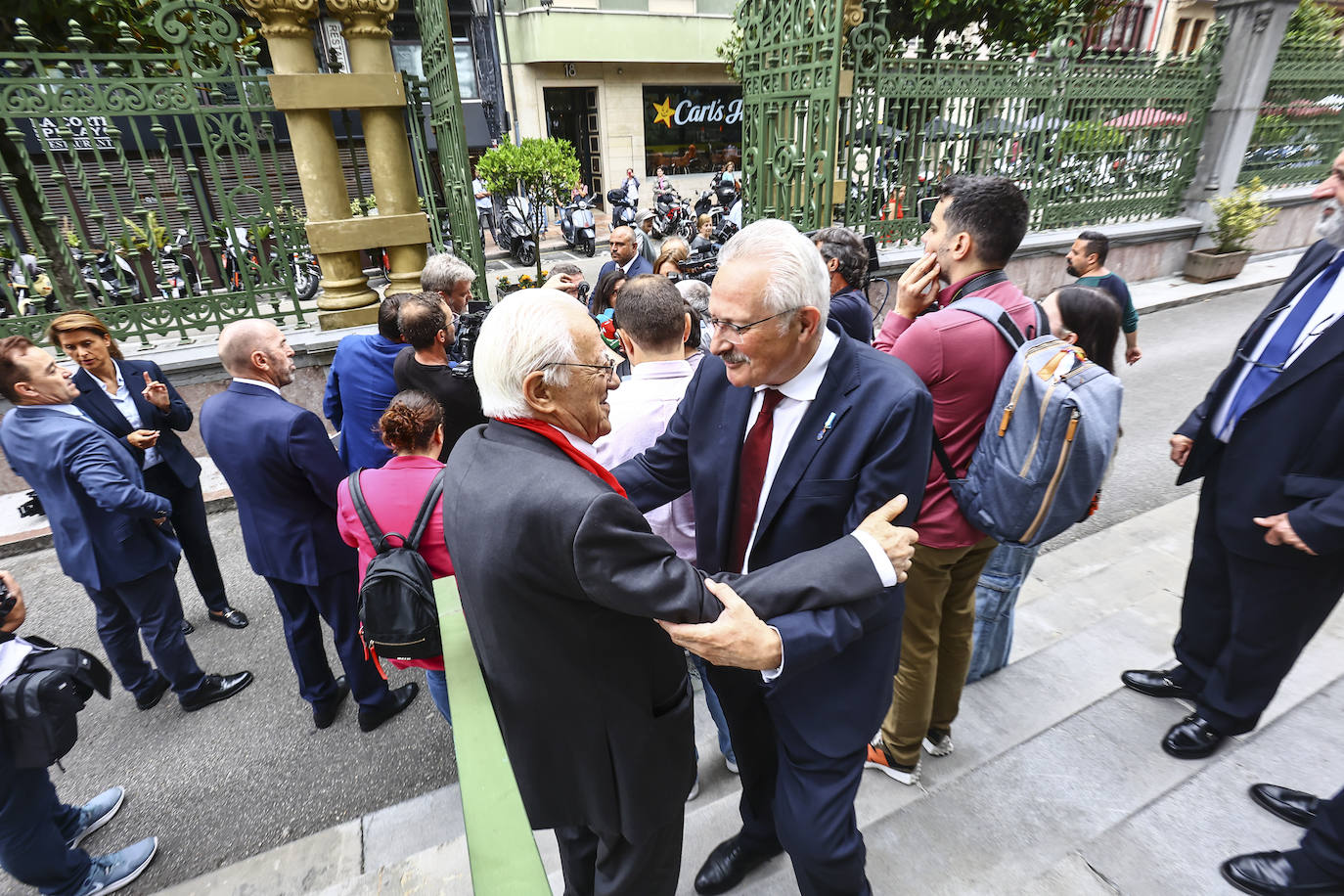 La toma de posesión de Barbón, en imágenes