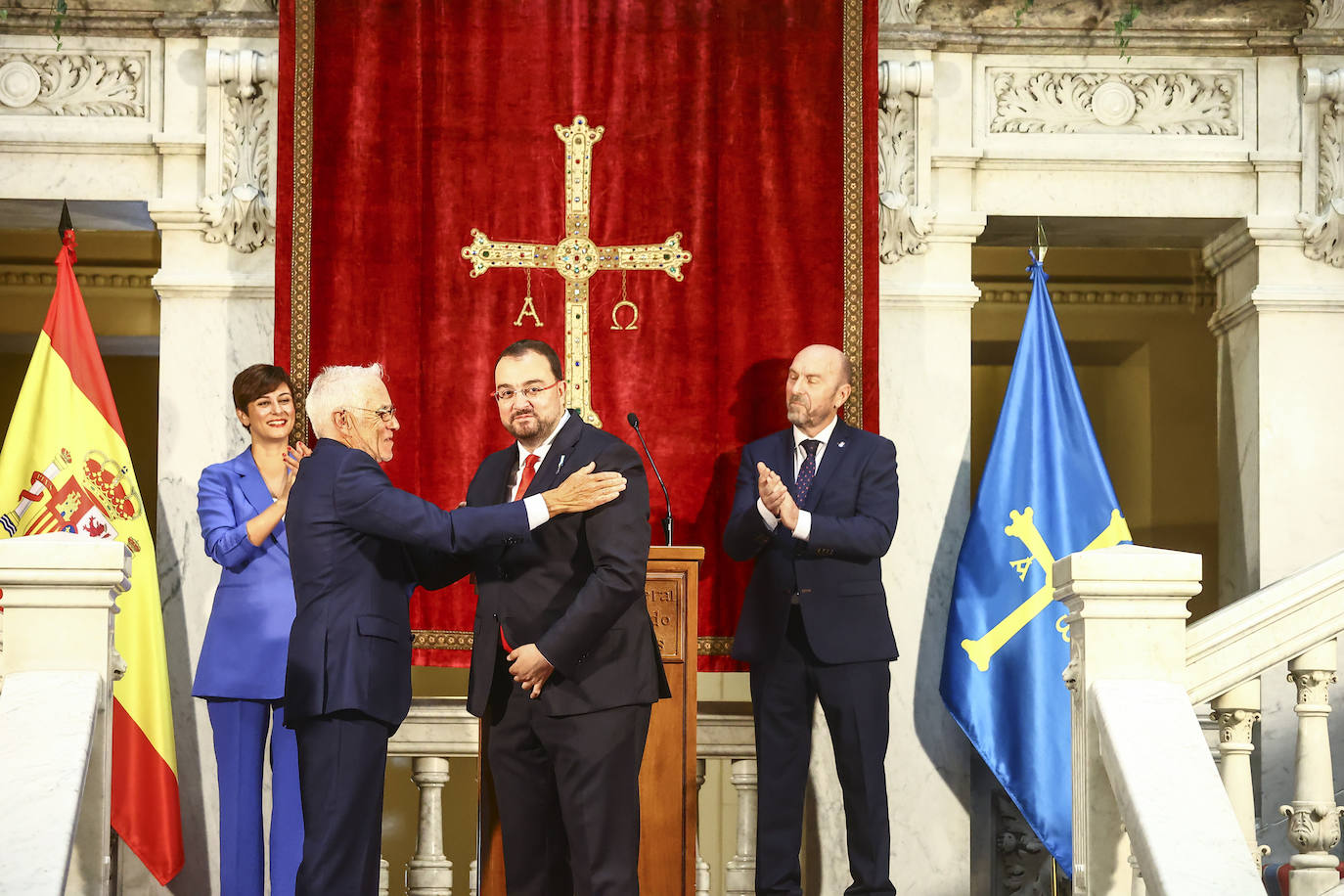 La toma de posesión de Barbón, en imágenes