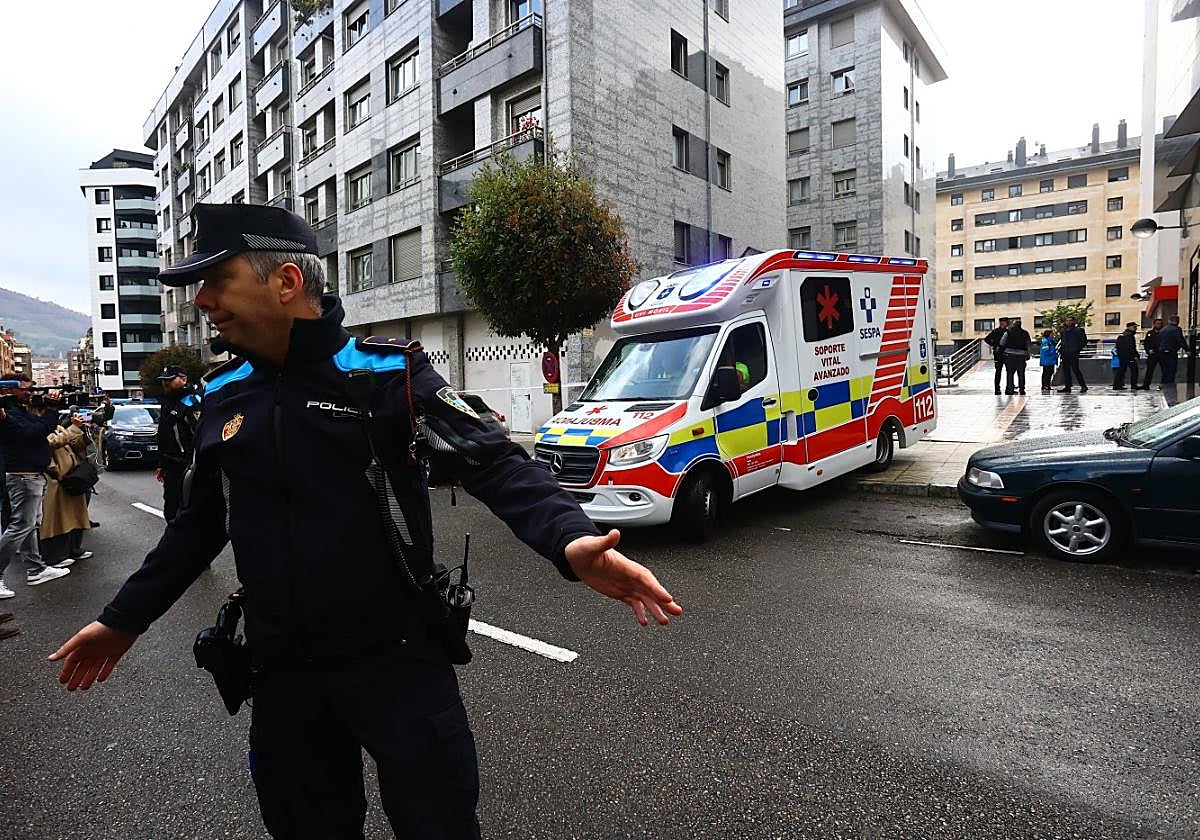 La ambulancia saliendo de la calle Facetos tras atender a los progenitores después del fallecimiento de las gemelas.
