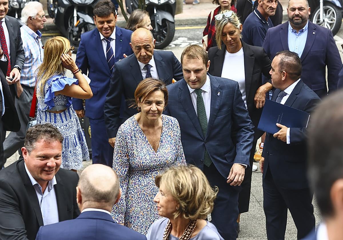 Carmen Moriyón, a su llegada junto a Adrián Pumares.