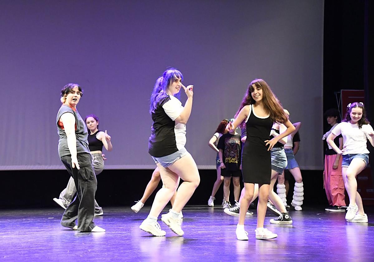 Bailarines amateur durante el concurso de baile.