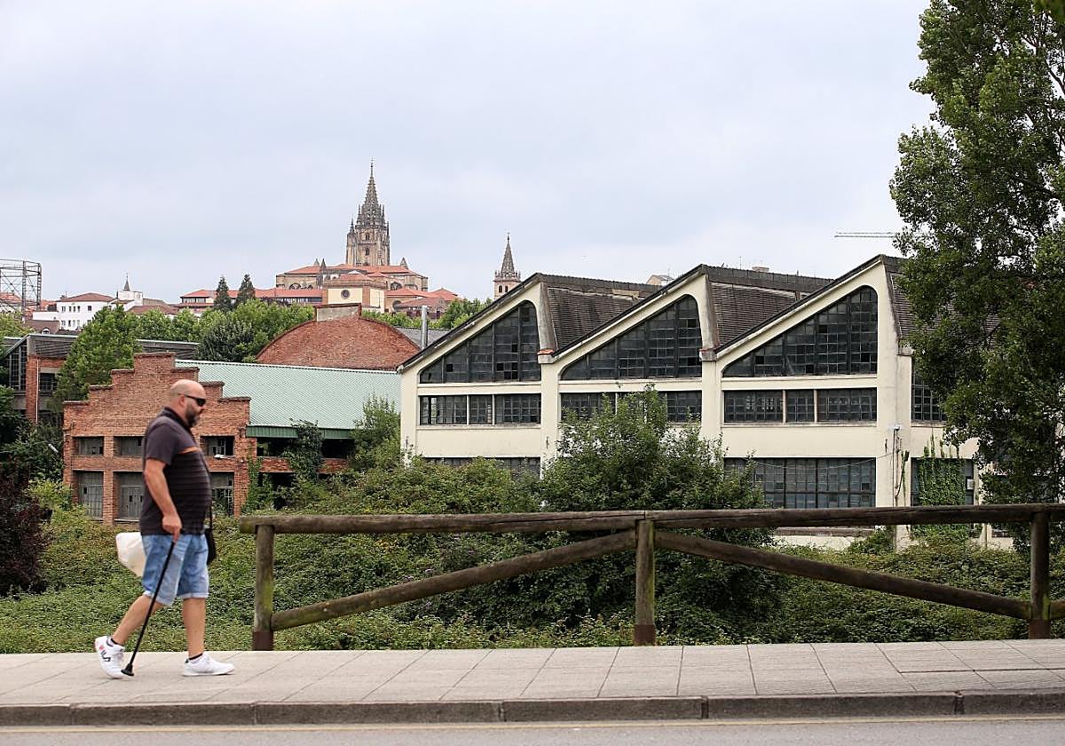 Los terrenos de la fábrica de armas de La Vega desde el puente de Ángel Cañedo con la Catedral y la Fábrica de Gas al fondo.