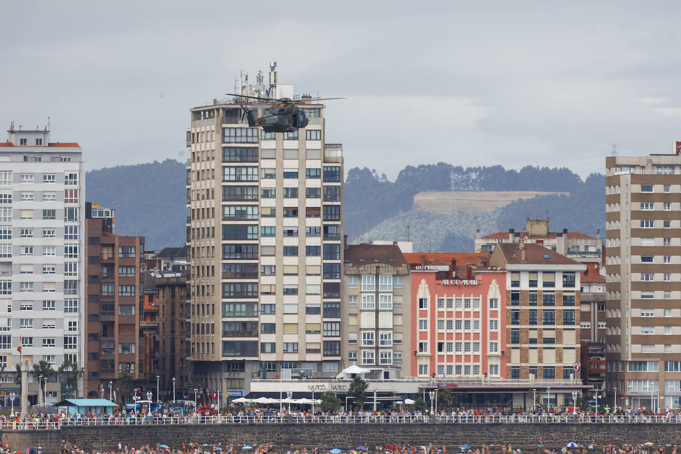 Las aeronaves del Festival Aéreo ya sobrevuelan Gijón