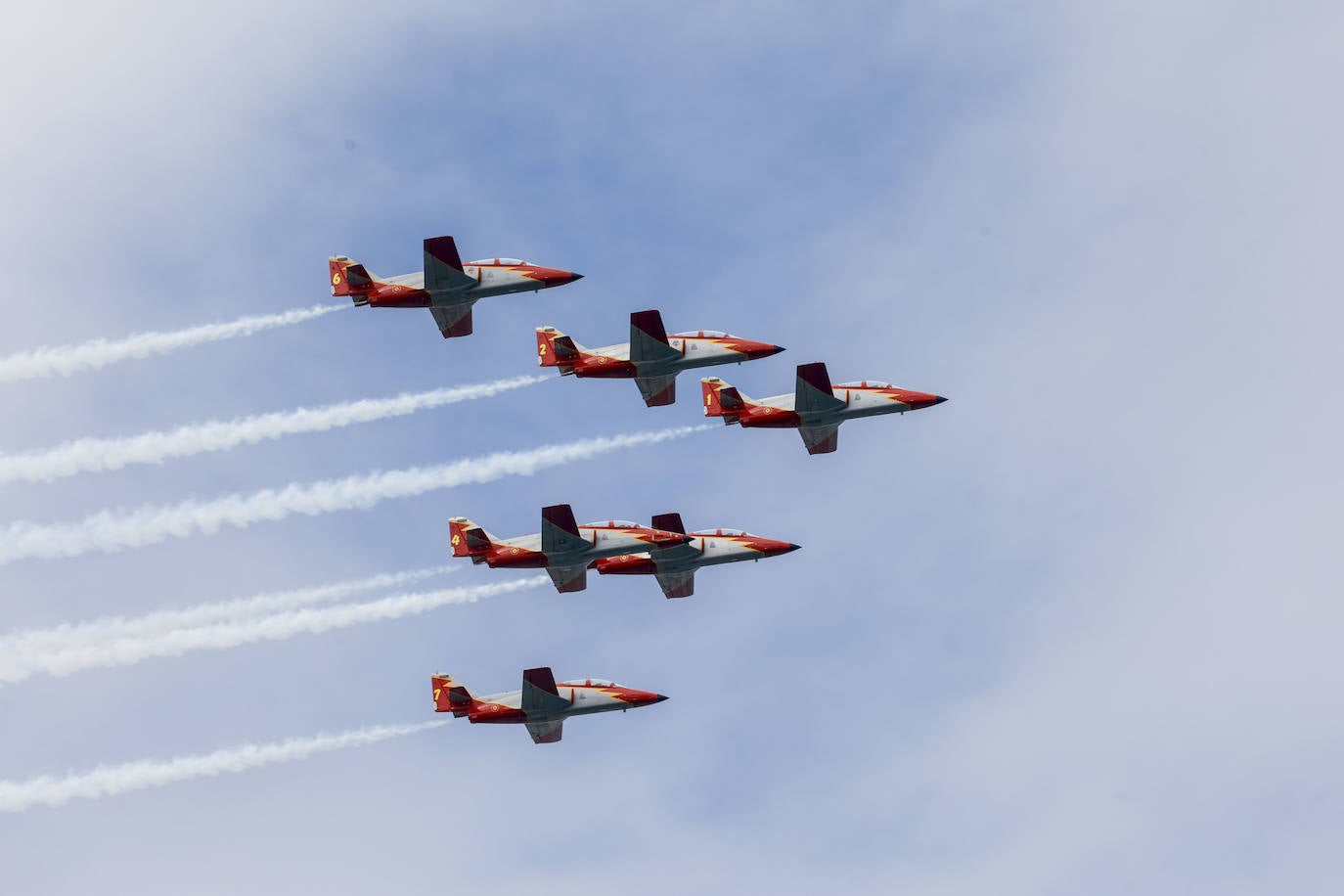 Las aeronaves del Festival Aéreo ya sobrevuelan Gijón