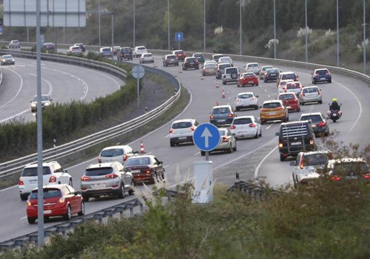 Tráfico en la Autovía del Cantábrico.