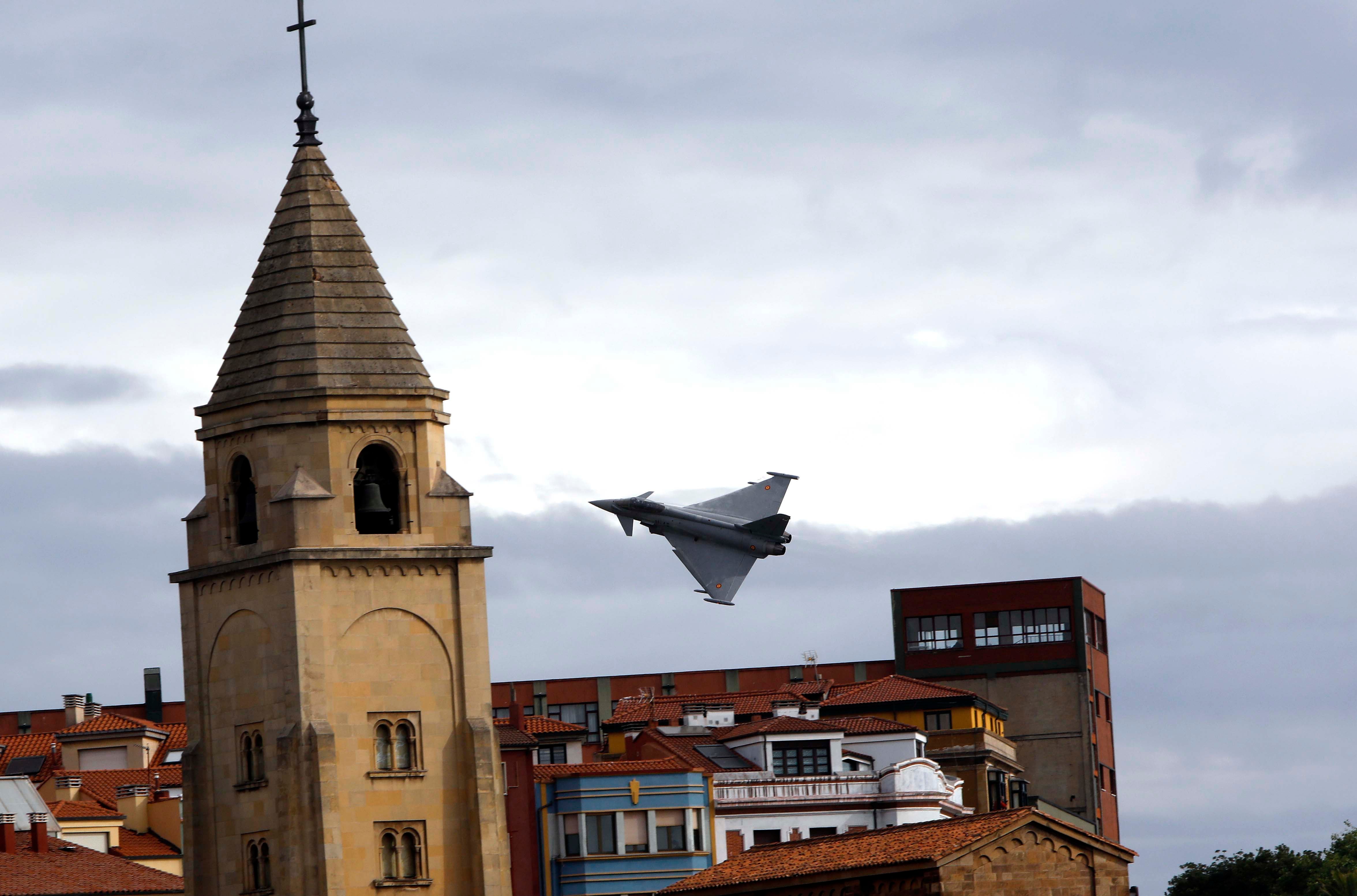 Las aeronaves del Festival Aéreo ya sobrevuelan Gijón