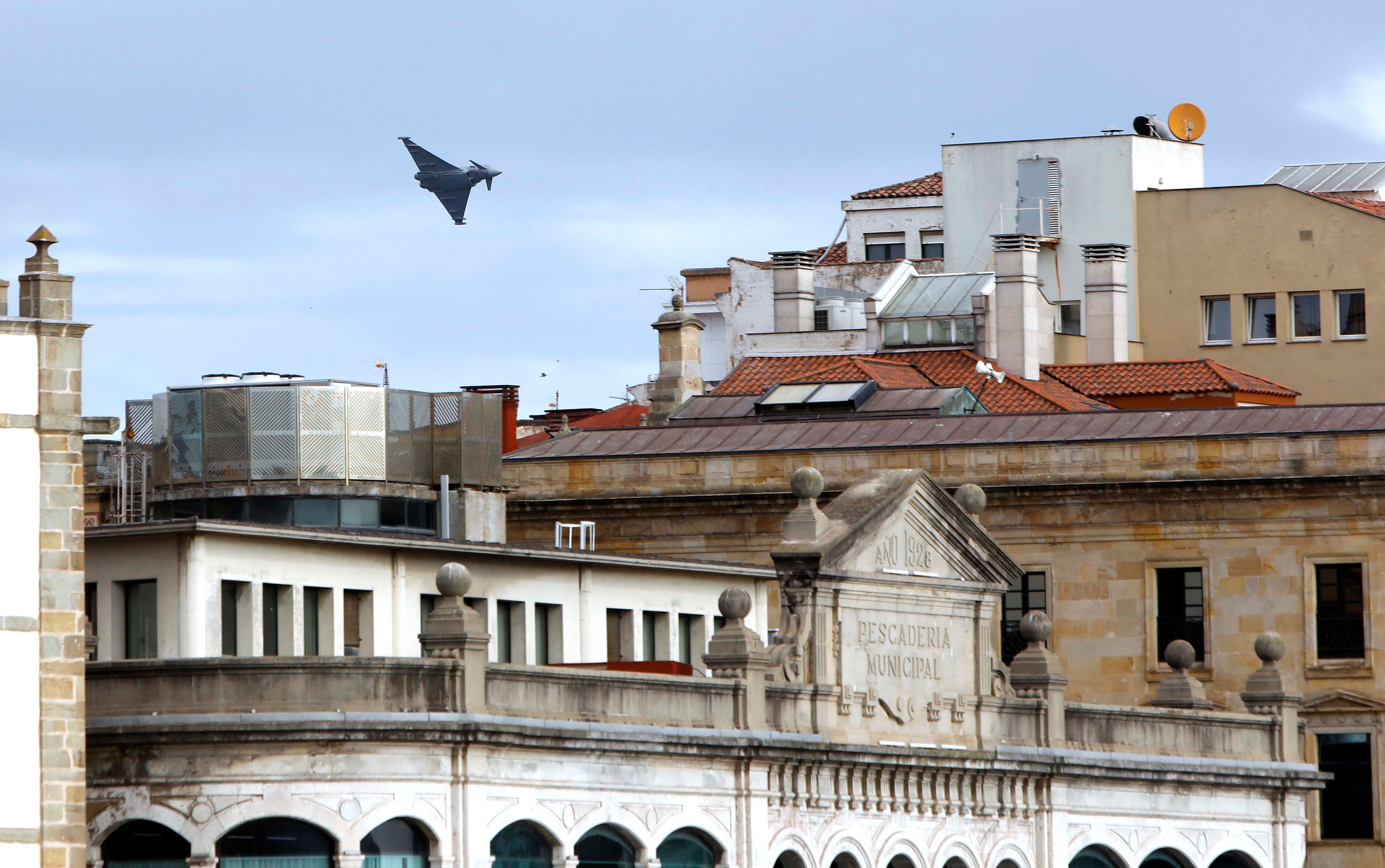 Las aeronaves del Festival Aéreo ya sobrevuelan Gijón