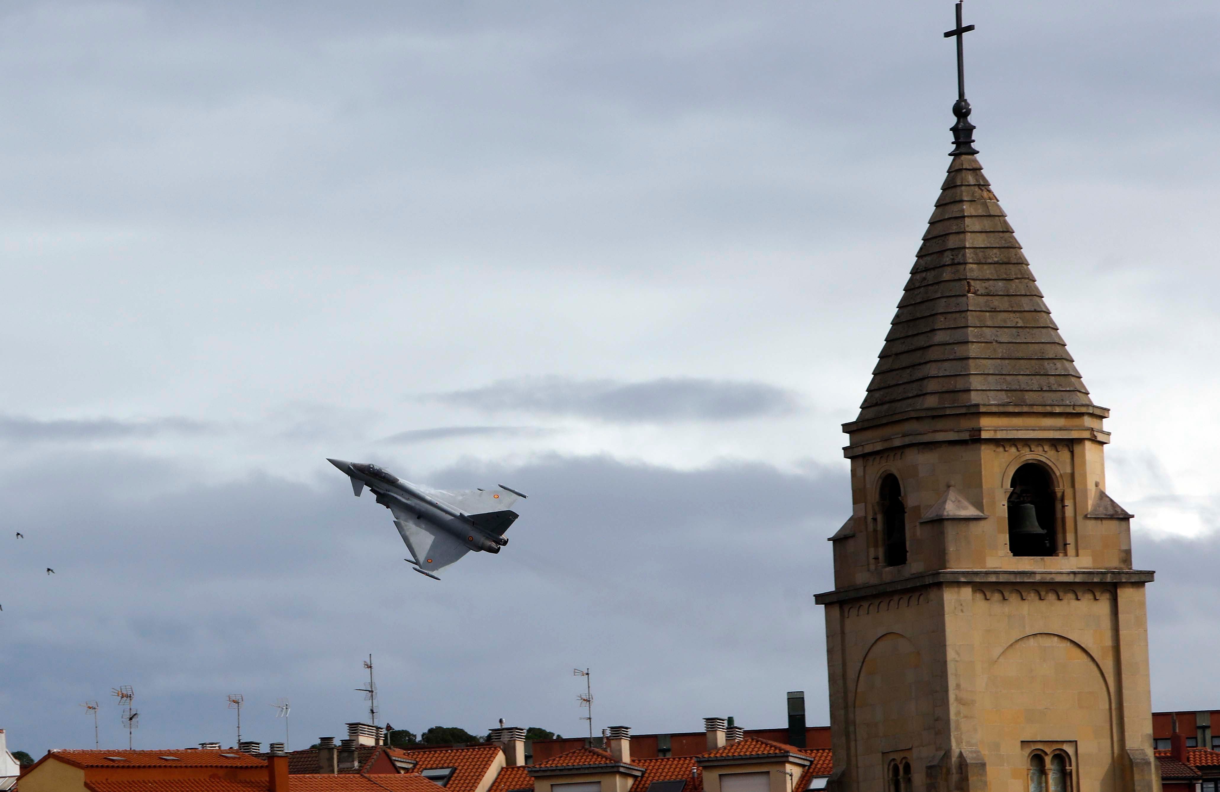 Las aeronaves del Festival Aéreo ya sobrevuelan Gijón