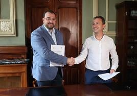 Adrián Barbón y Ovidio Zapico firmaron este mediodía en la Sala Europa de la Junta General el acuerdo de gobierno alcanzado la semana pasada y ratificado este miércoles por los militantes de ambas formaciones.