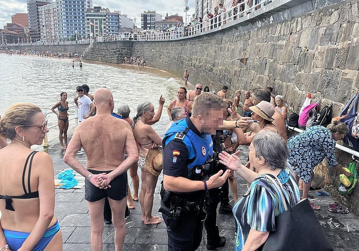 Revuelta de bañistas en Gijón al poner la bandera roja por el Festival Aéreo en San Lorenzo.