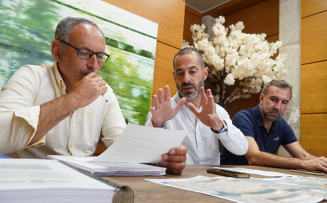 De izquierda a derecha, Juan Carlos Álvarez, técnico municipal; Ángel García, alcalde de Siero y Alberto Pajares, concejal de Hacienda, Contratación, Digitalización, Organización y Régimen Interior.