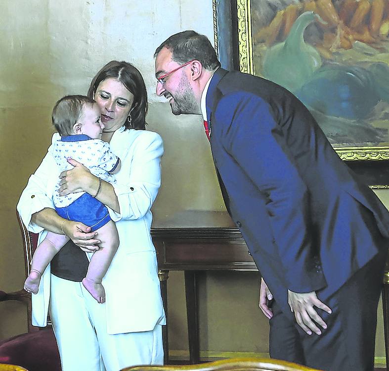 Adriana Lastra, con su hijo en brazos, al que Barbón saluda.