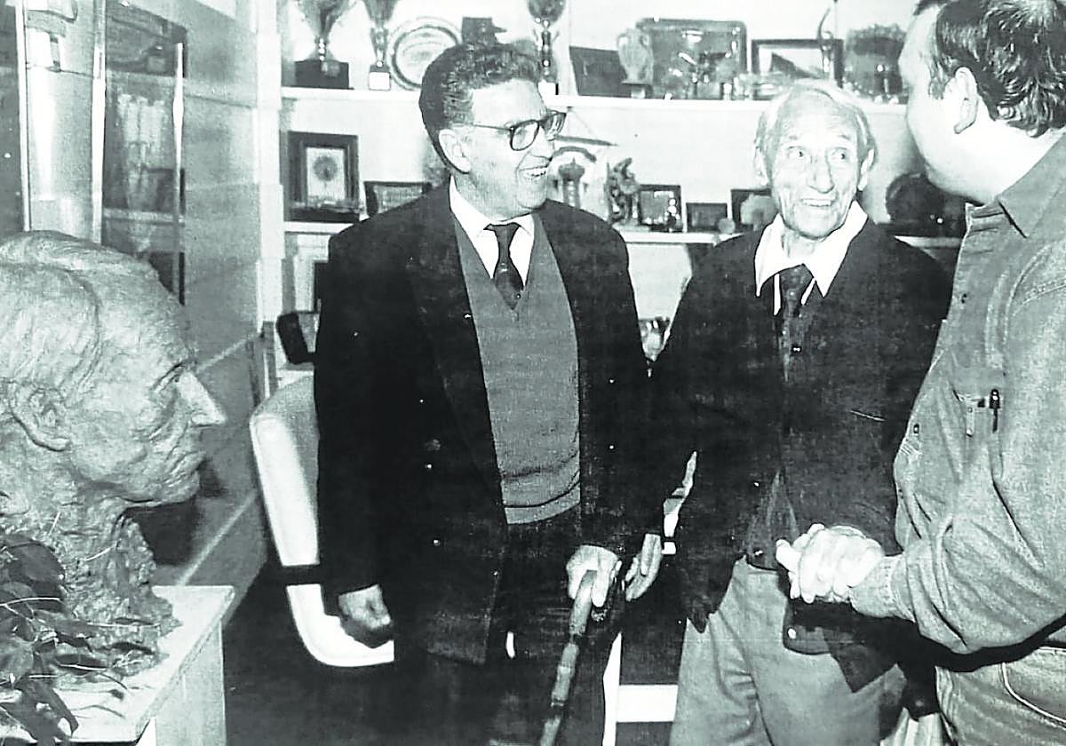 Dionisio, entre Janel Cuesta y Alberto Estrada, junto al busto que se le hizo. E. C.