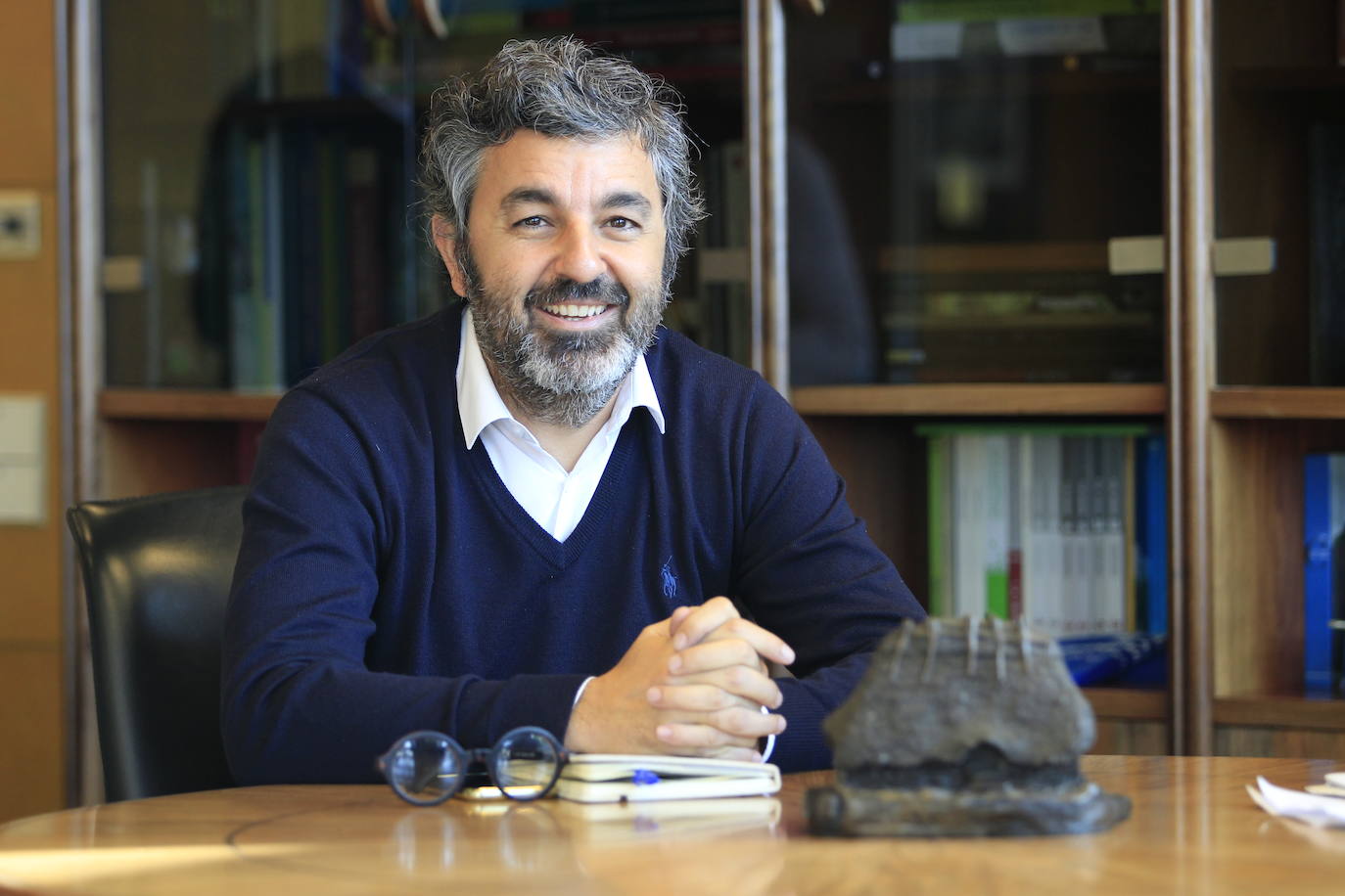 Consejero de Fomento, Cooperación Local y Prevención de Incendios. Alejandro Calvo se queda con la parte de la consejería de Medio Rural y Cohesión Territorial correspondiente al desarrollo de las infraestructuras, con la asunción de la As-15 por parte del ministerio y la resolución del resto de comunicaciones del suroccidente como asuntos más urgentes. La prevención de incendios incluye todas las políticas medioambientales no directamente ligadas al desarrollo de proyectos industriales.