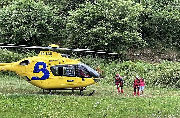 Imagen del helicóptero tras posar a los integrantes en tierra firme.