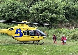 Imagen del helicóptero tras posar a los integrantes en tierra firme.