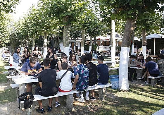 Gijoneses y turistas disfrutan de la jornada veraniega en Casa Arturo.