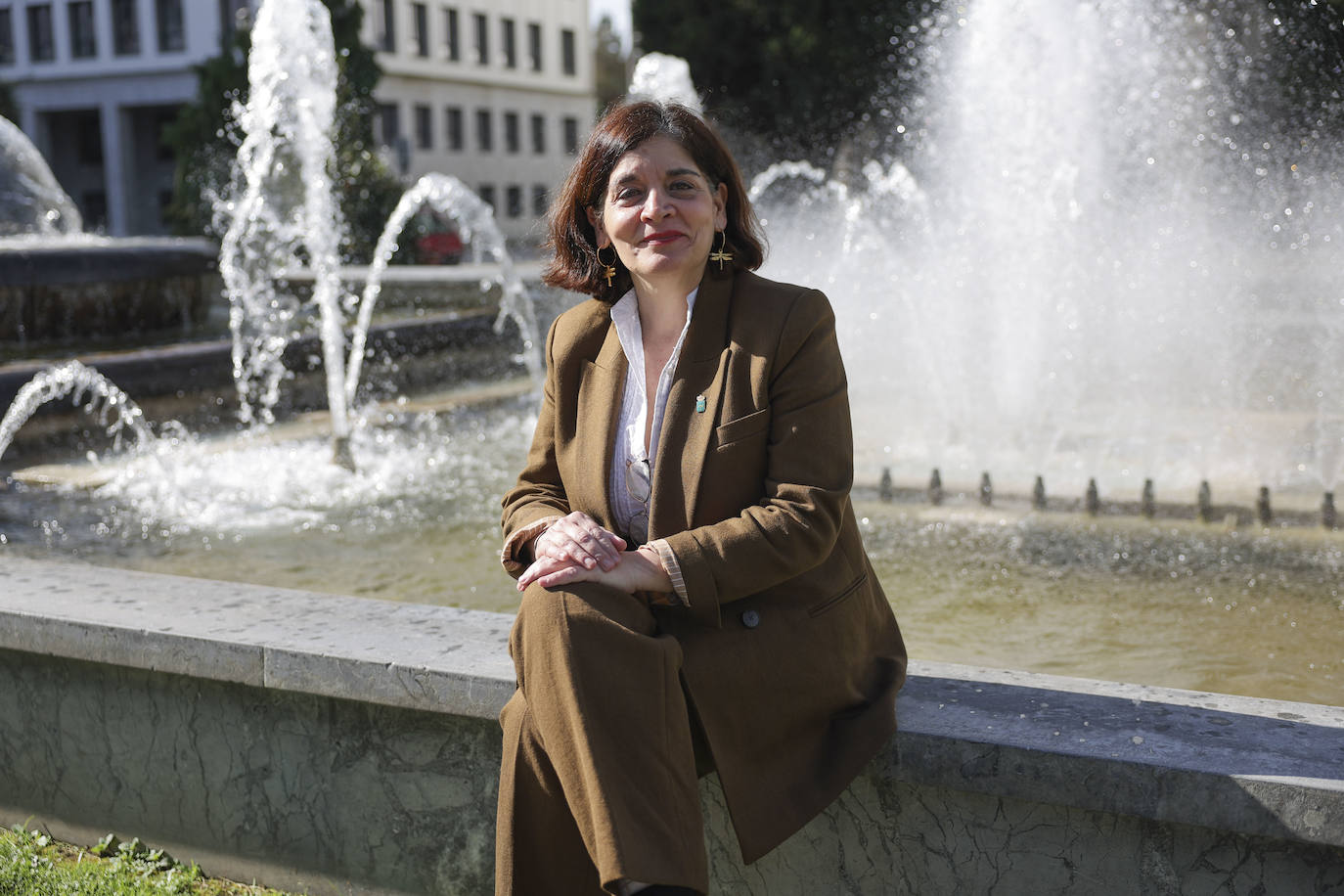 Consejera de Salud. La que fue gerente del Sespa durante la anterior legislatura y número dos de la lista autonómica del PSOE por la circunscripción central recoge la Consejería de Salud en un momento en el que los mayores desafíos son la mejora de la Atención Primaria, tanto en medios como en servicios al paciente, y la reducción de las listas de espera. También, en colaboración con la Universidad y el gobierno central, habrán de paliar la falta de profesionales