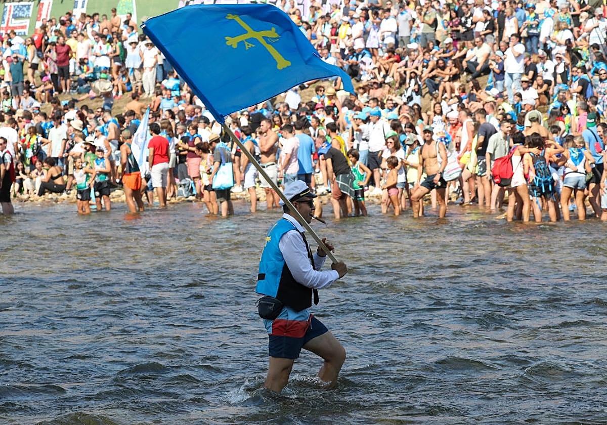 Descenso del Sella. Ambiente festivo en el río antes de la salida de les Piragües en la multitudinaria edición del año pasado. damián arienza