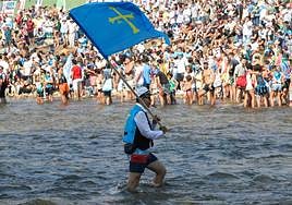 Descenso del Sella. Ambiente festivo en el río antes de la salida de les Piragües en la multitudinaria edición del año pasado. damián arienza