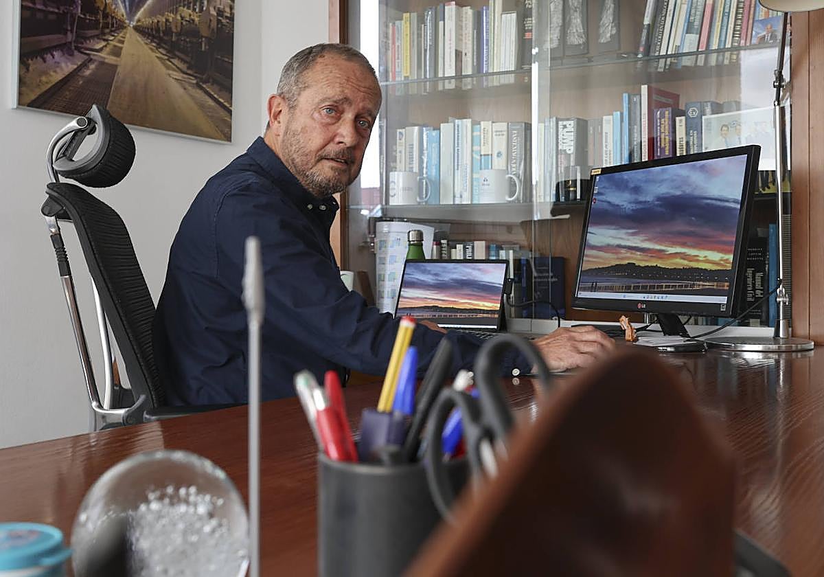 Fernando Alonso, en las oficinas de la sede central de Isastur, en Llanera.