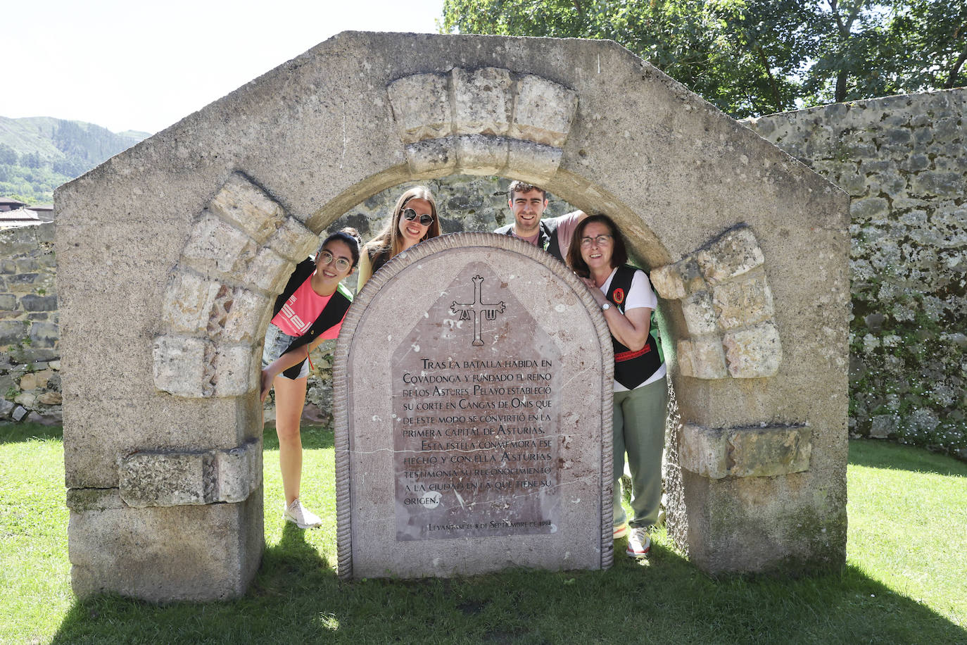 Isabel Cardín Los Botijos de Cangas de Onís «Aquí no hay rivalidades. Yo misma era tritona, me casé en Cangues y aquí me quedé con los Botijos»