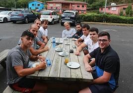 De izquierda a derecha, Izan Aliaga, Luis Amado, Miguel Llorens, Miguel Fernández Castañón, Quico Vega, Diego Suárez, Alberto Plaza, Francisco Capín e Iván Covián, en La Ribera tras un entrenamiento.