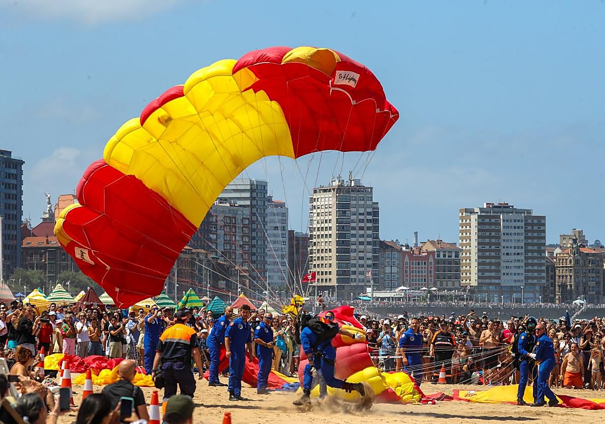 La Patrulla PAPEA aterriza sobre la arena de una playa de San Lorenzo también llena de gente.