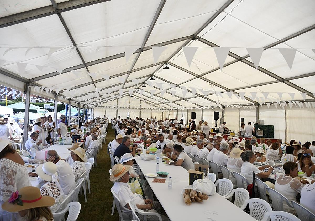 Unas 700 personas acudieron a la comida indiana con la uniformidad requerida para la ocasión. DIANA BAIZÁN