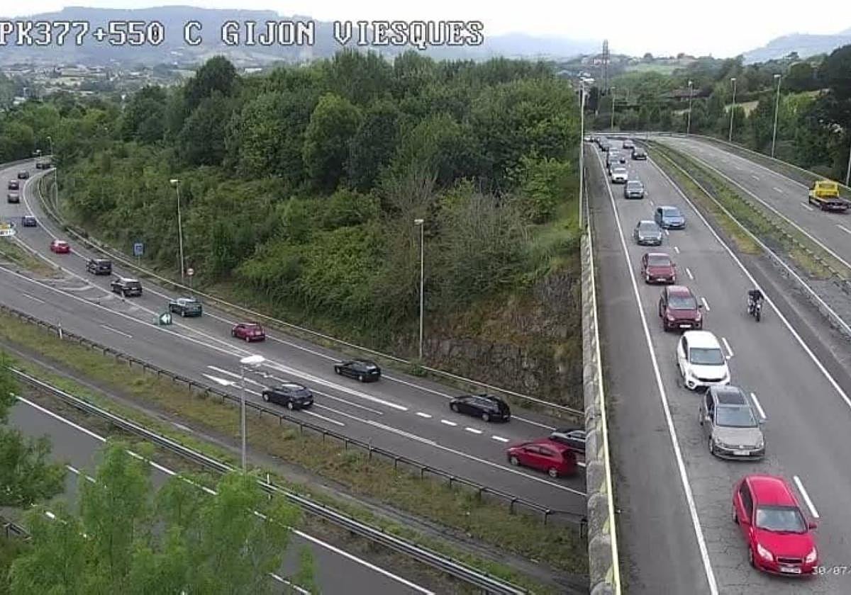 Retenciones en la entrada a Gijón por Viesques poco después de las once de la mañana.