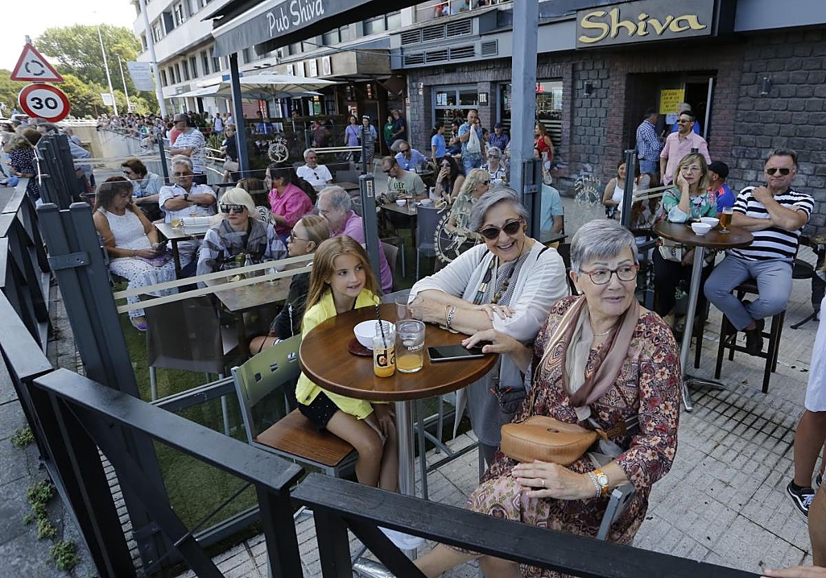 Terraza y a la sombra, para disfrutar del festival aéreo en primera línea.