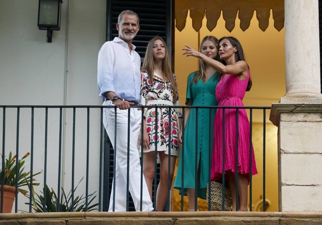 La familia Real, durante su visita.