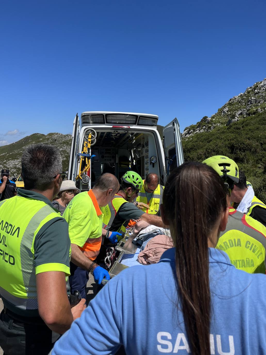 Un autobús con 49 personas se despeña al subir a los Lagos de Covadonga