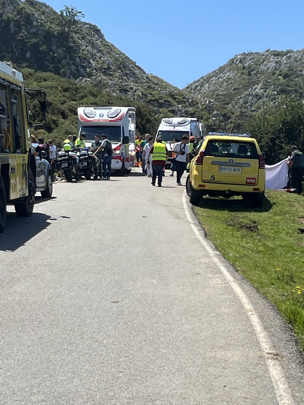 Un autobús con 49 personas se despeña al subir a los Lagos de Covadonga