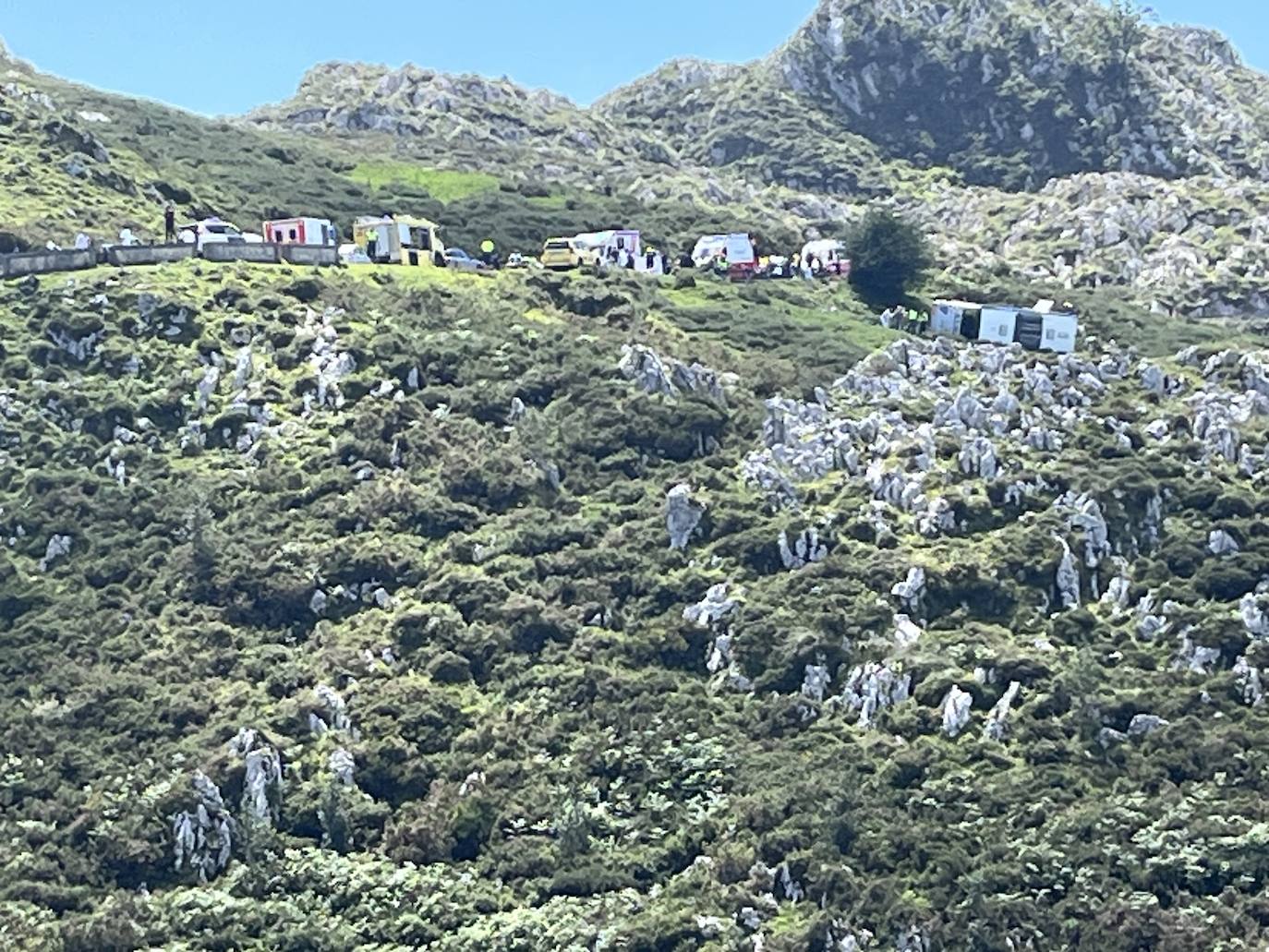 Un autobús con 49 personas se despeña al subir a los Lagos de Covadonga