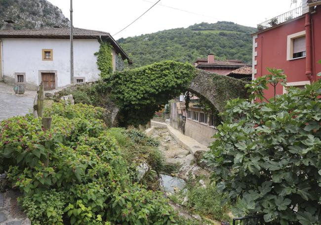 Puente Conceyu. Paso de factura medieval en Carreña de Cabrales.