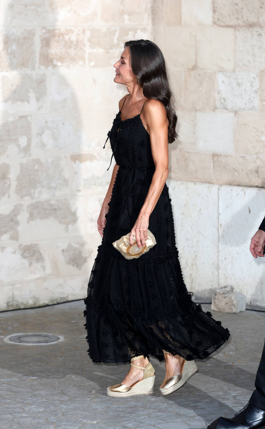 La reina Letizia sorprende con un vestido negro en el festival de cine Atlàntida de Palma de Mallorca