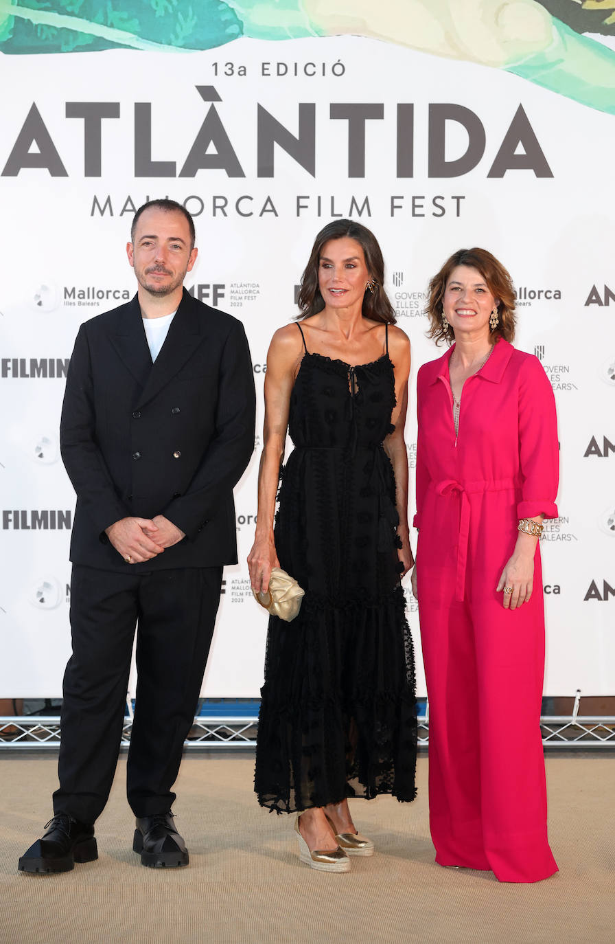 La reina Letizia sorprende con un vestido negro en el festival de cine Atlàntida de Palma de Mallorca