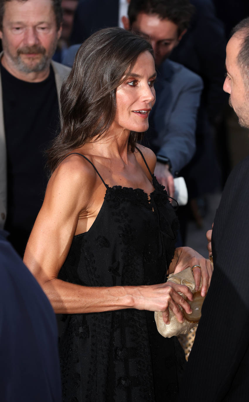 La reina Letizia sorprende con un vestido negro en el festival de cine Atlàntida de Palma de Mallorca