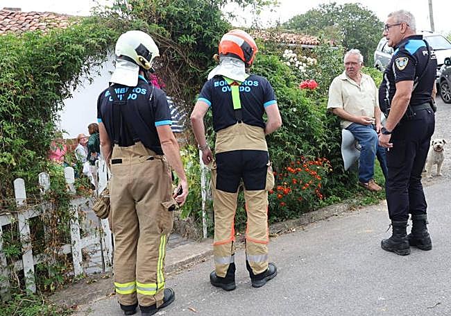 José Manuel Vega, 'Selito' (al fondo), después de la explosión de su alfarería, junto con efectivos de bomberos y Policía.