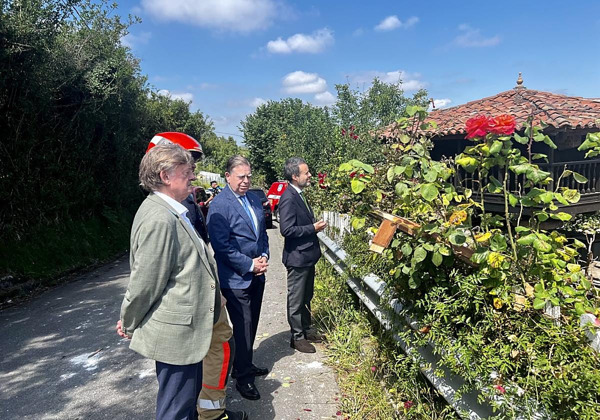 José Ramón Prado, Alfredo Canteli y Nacho Cuesta, frente a la casa de 'Selito'.