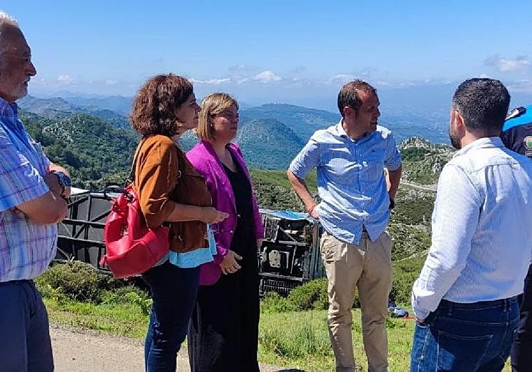 De izquierda a derecha, el director del Parque Nacional de los Picos de Europa, Rodrigo Suárez Robledano; la nueva consejera de Salud, Concepción Saavedra; la nueva vicepresidenta y consejera de la Presidencia, Reto Demográfico, Igualdad y Turismo, Gimena Llamedo; el alcalde de Cangas de Onís, José Manuel González; y el viceconsejero de Infraestructuras, Movilidad y Territorio en funciones, Jorge García en el lugar.